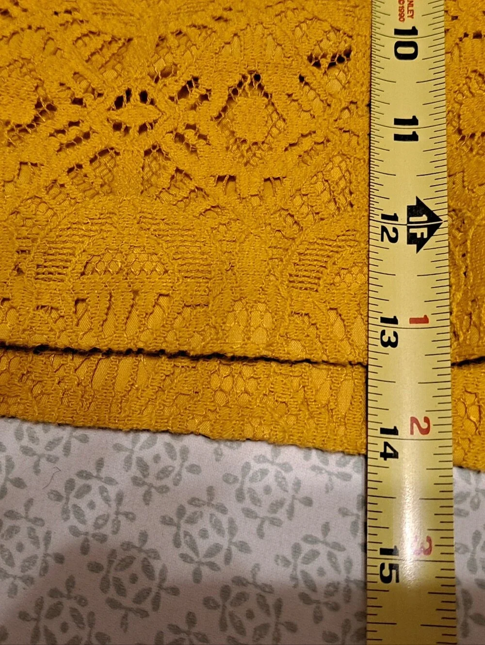 Ann Taylor Factory Women's Mustard Lace Shorts Sz 2